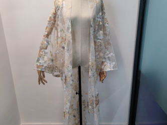 オーガンジー打掛　着物　オーバードレス　レース羽織　ウエディングドレス　お色直し　日常可能　　白　精緻な刺繍の画像
