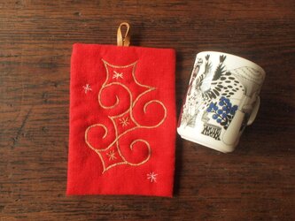 アイヌ刺繍の鍋つかみ　リネンの鮮やかレッドに柿渋染めの糸での画像