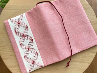 刺し子ブックカバー　赤/花文　文庫本サイズ　布　パッチワーク　文具　文房具　本屋　プレゼント　花柄　シンプルの画像