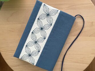【特集掲載】刺し子ブックカバー　文庫本サイズ　ネイビー　花文　布　パッチワーク　文具　文房具　本屋　プレゼント　花柄　シンプルの画像