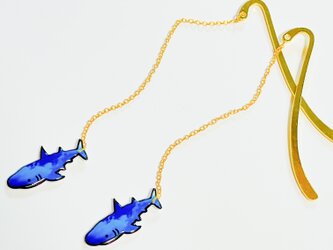 青空柄のサメがユラユラ泳ぐブックマークの画像
