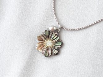 Shell Flower Pendant（ブラックシェル×淡水パール）の画像