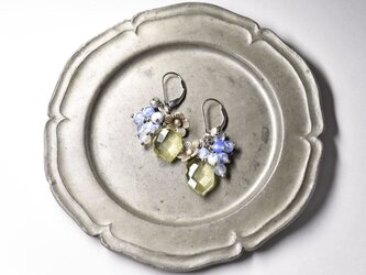 レモンクォーツとたわわなブルー瑪瑙、カレンシルバーのお花と小さな鈴のピアスの画像