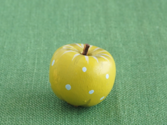 (1個) 青りんごのウッドボタン　ドイツ製の画像