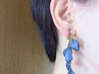 青の花びらイヤリング（1点もの）の画像