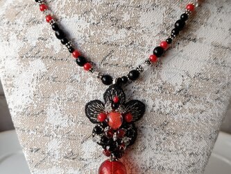 【necklace】赤と黒の花刺繍ネックレス ～ コスチュームジュエリー調 ～の画像