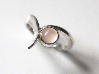 V-shaped Rose Quartz Ringの画像