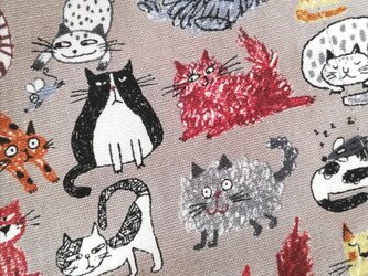 【猫柄】カラフルなクレヨンで描いた猫柄が可愛い立体マスク　ねこ　ネコ　手作り布マスク　グレー・ピンク・ベージュ・白・黒の画像