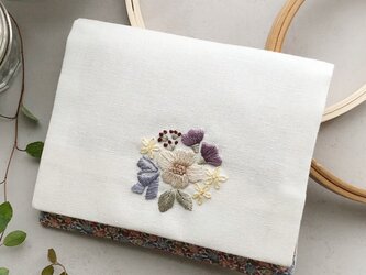 【刺繍キット】ブーケとリボンのポケットティッシュケース☆半縫製済の画像