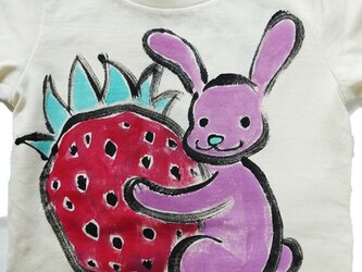 「イチゴ大好きうさぎちゃん」　注文　手描き Tシャツ　綿　名入れ　プレゼントの画像
