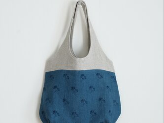 〈 藍型染め 〉花柄の丸いトート 青の画像