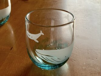 夏一番星コップ　ザトウクジラの親子　グラス　ビアグラスの画像