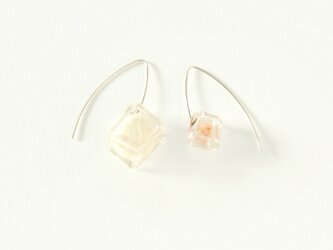 【イギリス製】ハンドメイド  フェルト入り 大小キューブガラス ピアスの画像