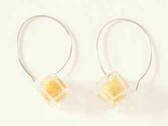 【イギリス製】ハンドメイド  フェルト入り キューブガラスピアスの画像