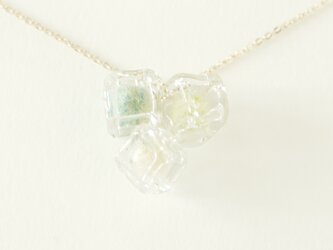 【イギリス製】ハンドメイド  フェルト入り キューブガラスネックレスの画像