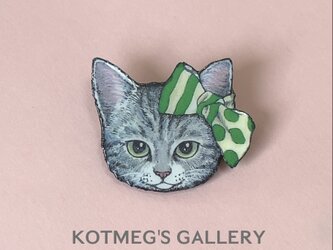 猫 グレー ブローチ　オリジナル イラスト ねこ アメショ アメリカンショートヘア　グリーン　リボン　緑の画像
