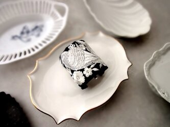 刺繡リボンのポニーフック ■ カーブデザイン ■ 黒地に白銀色の小鳥の画像