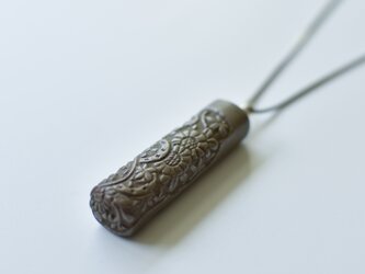 【アンティークリメイク】木彫菊ペンダントの画像