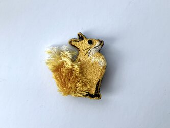 "ふさふさしっぽのきつねさん" 刺繍ブローチ