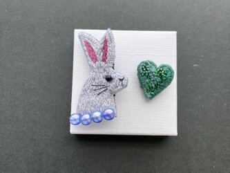 " ラブリーラビット"(グレー)とチモシー色ハート(緑)"刺繍ブローチ(うさぎ単体をご希望の方はご購入前にメッセージをください)の画像