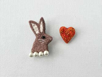 ラブリーラビット" 茶色うさぎとオレンジハートセットブローチ