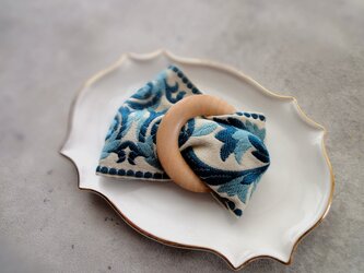 刺繡リボンのポニーフック ■ リングデザイン【S】サイズ　■ フランス製　青いリボン　ヴィンテージリボンの画像
