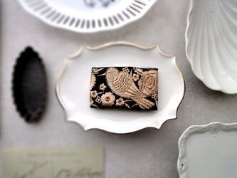刺繡リボンのポニーフック ■ フラットシンプルデザイン ■  黒地に黄金色の小鳥の画像