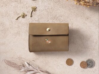 刺繍のある今いい財布　三つ折り　ミニ財布　オリーブ　カモの刺繍の画像