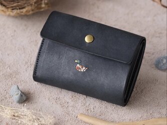 刺繍のある今いい財布　三つ折り　ミニ財布　ブラック　カモの刺繍の画像