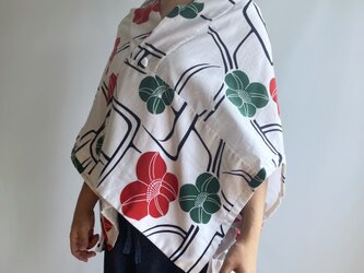 【1点もの】さんかく羽織 ブローチ付き 総手縫い -浴衣地 白地に赤と緑の椿模様（ヴィンテージ） TRH205の画像