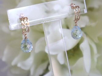 透かし模様パーツとブルートパーズ　ブリオレットカット　K１０ピアス　ポスト１８金　の画像