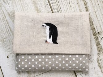 ヒゲペンギンの刺繍ポケットティッシュケースの画像