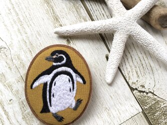 マゼランペンギンの手刺繍ブローチの画像
