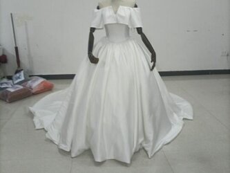オフショル ウエディングドレス オフホワイト光沢サテン プリンセスライン 結婚式/披露宴/挙の画像