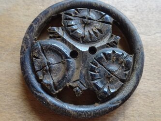 神代ケヤキの透かし彫りボタンの画像
