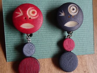 ナットで作った顔ボタン赤紺のイヤリングの画像