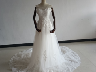 憧れのドレス オフホワイト 華やかなトレーン  繊細レース  ノースリーブ 結婚式/披露宴/二次会の画像