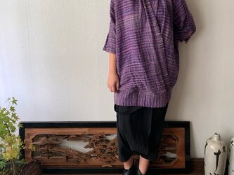 着物風あわせの手織り綿7分袖チュニックブラウス　しっかり襟生地とドレープできれいめライン　紫絣の画像