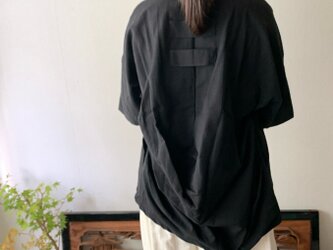 バルーンバックシャンを楽しむ手織り綿ラグラン半袖ブラウス　着こなし簡単なのに個性的　黒無地の画像