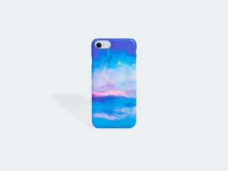 青い霧と湖を描いた、スマホケースの画像