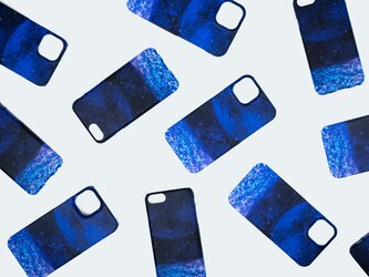 夜空に輝くネモフィラを描いた、スマホケースの画像
