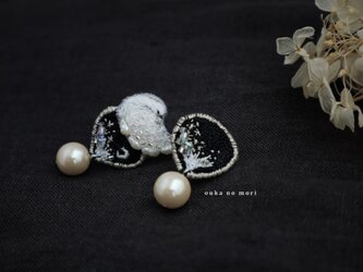 イヤリング/Swan hourglass  ‐白鳥と砂星時計‐｜刺繍｜白鳥｜オウカノモリ/ouka no moriの画像