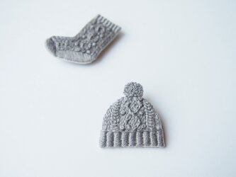 ［受注制作］アラン編みニット帽の刺繍ブローチ（gray）の画像