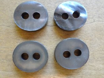 黒蝶貝の厚いボタン4個セットの画像