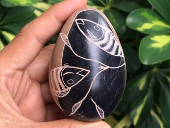 大理石　アンティーク　魚　手彫り　卵型　天然石　置物の画像