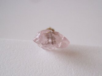 ピンクスピネルの原石ピアス/myanmar 14kgf 片耳の画像