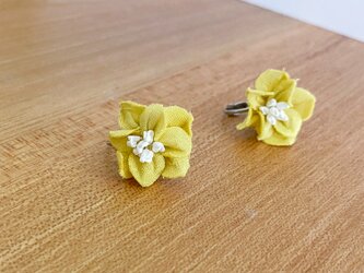 《送料無料》手びねりの小さな黄花　布花イヤリングの画像