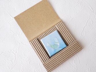 絵になる缶バッジ(幸せな小鳥)の画像