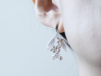 タティングレース×ビーズ　ベリーピアス　ナチュラルの画像