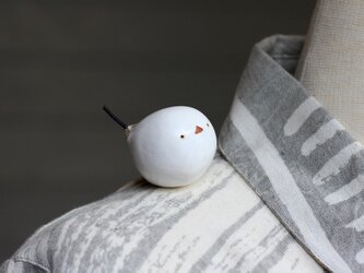 木彫り 置物にもなる肩乗りシマエナガ ブローチ RWの画像